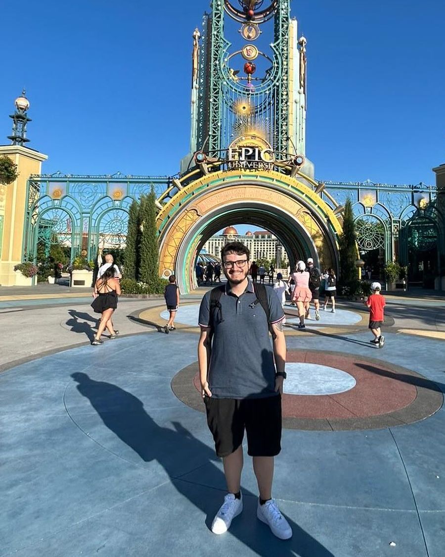 Viajante em frente ao portal de entrada do Epic Universe